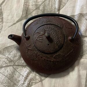 JOYCE CHEN 90-001 YEAR OF THE DRAGON Cast Iron TETSUBIN Tea Pot